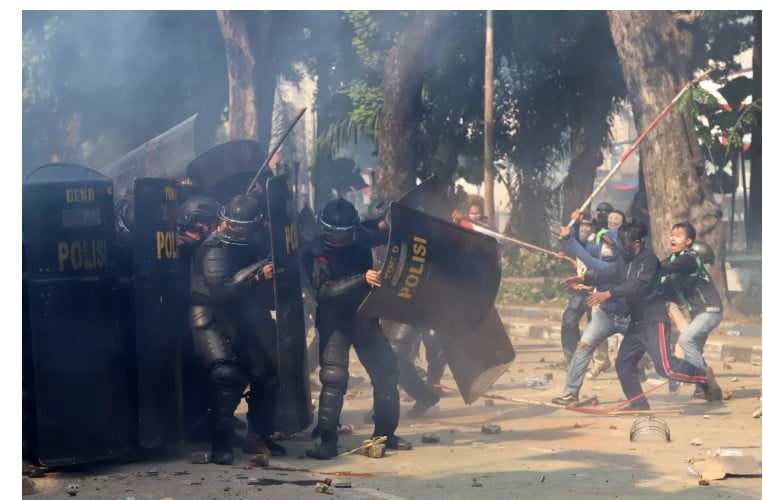 Indonesia tegang, Prabowo batal ke China, TikTok matikan fitur live