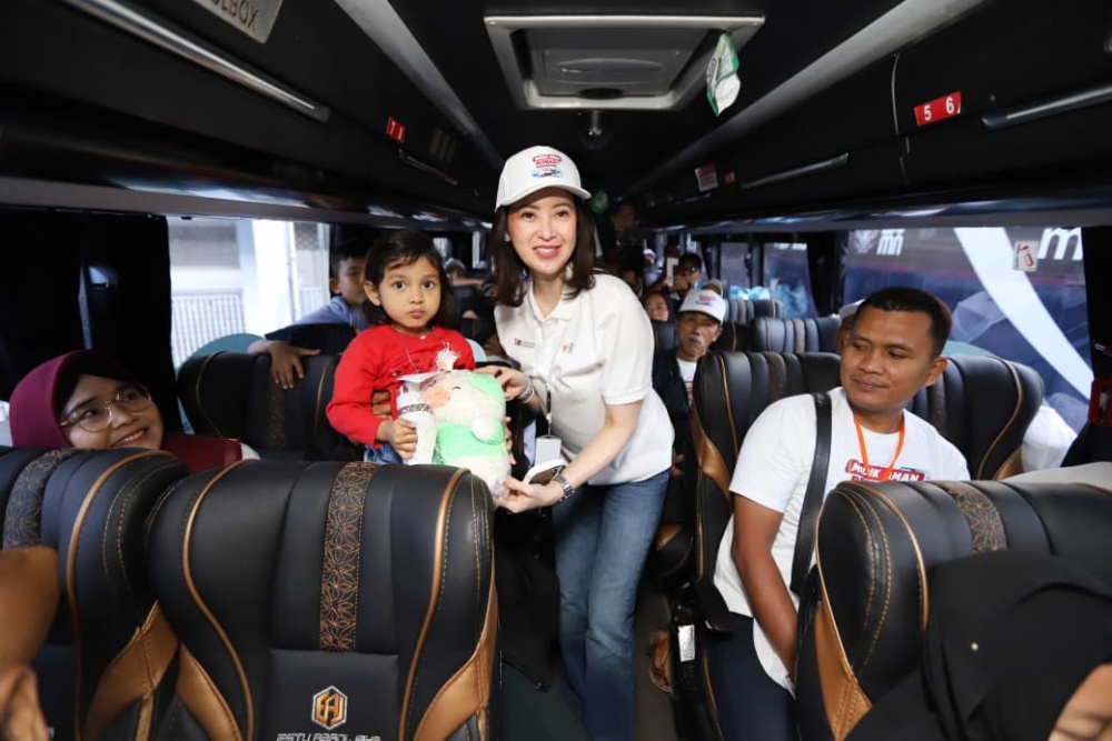 Senyum dan antusiasme mewarnai momen saat Wakil Direktur Utama BNI Alexandra Askandar berinteraksi dengan para pemudik di dalam bus sebelum keberangkatan program Mudik Gratis BUMN 2026 dari Ring Road Gelora Bung Karno (GBK), Jakarta.