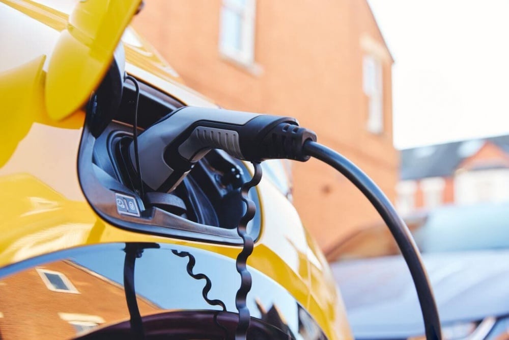 Biaya cas mobil listrik di Irlandia kini setara bensin dan diesel